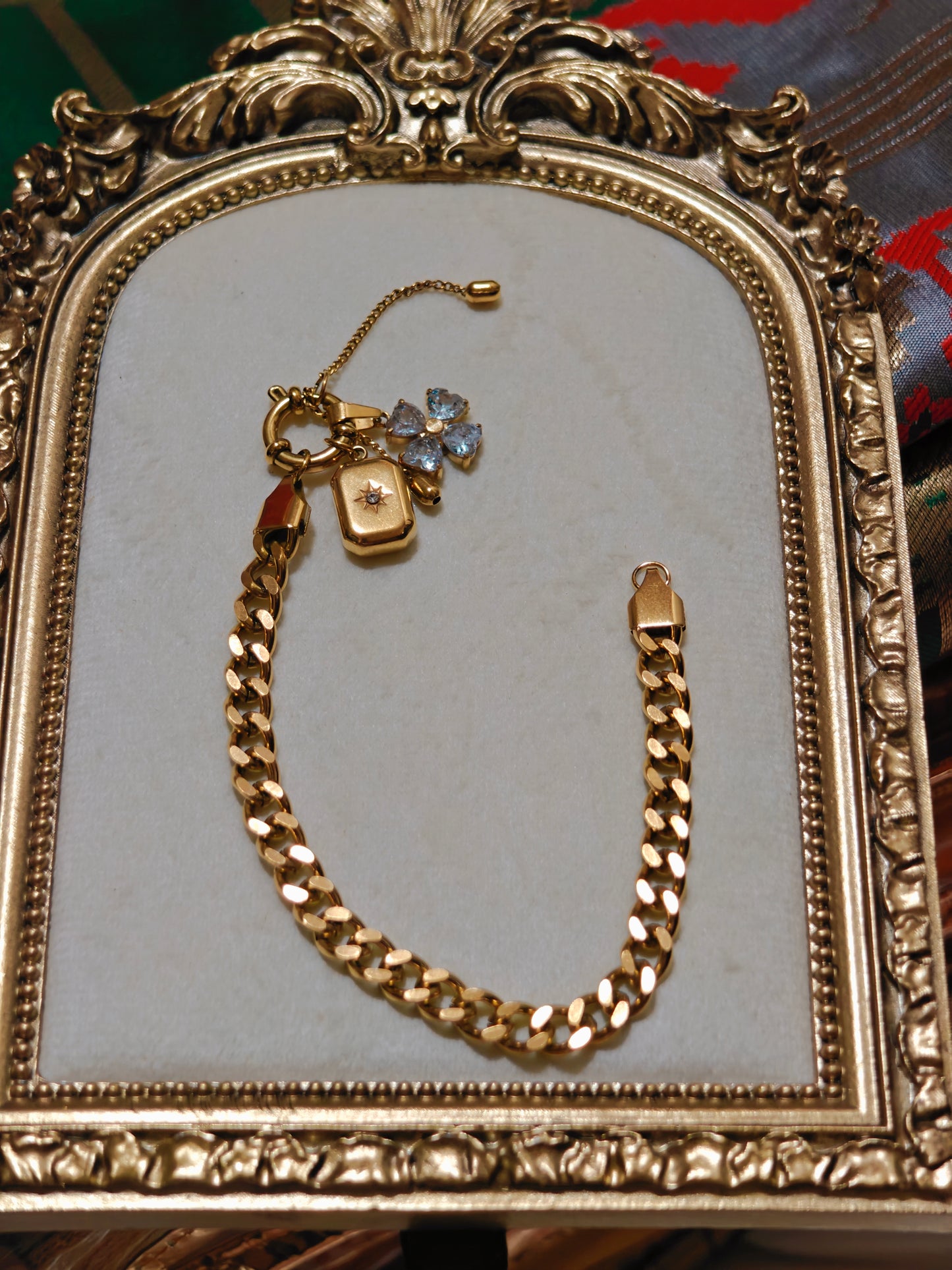Iconic Floral Bracelet With 18k Gold Plated Stainless Steel