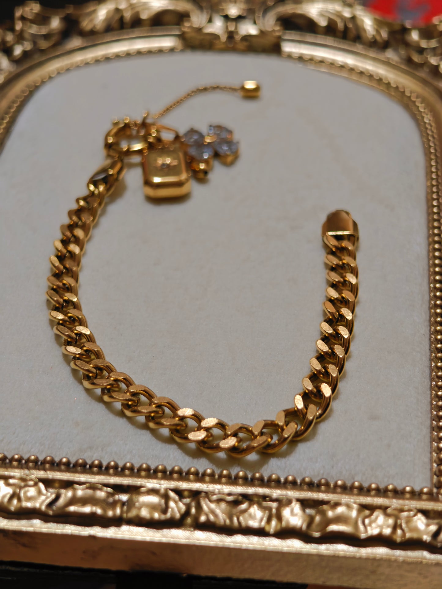 Iconic Floral Bracelet With 18k Gold Plated Stainless Steel
